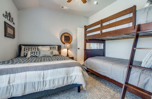 Allen House | Beautiful+2-StoryHome+1GIG-WiFi+Kitchen+Self/ck-in