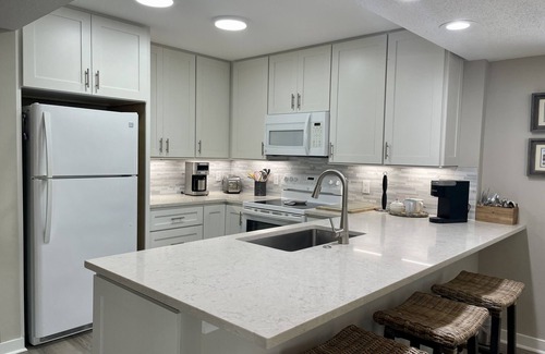 South Beach Condo | BEAUTIFUL 2BR VILLA WITH PATIO STEPS TO BEACH & SOUTH BEACH HILTON HEAD