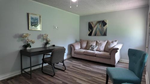 Almont Apartment | Beautiful 2BD Apt Jamesway in West End Area!