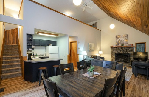 Elkins Cabin | Beautiful 2bdrm Cabin°Hot Tub°Balcony°Parking°