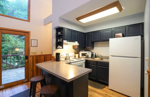 Elkins Cabin | Beautiful 2bdrm Cabin°Hot Tub°Balcony°Parking°