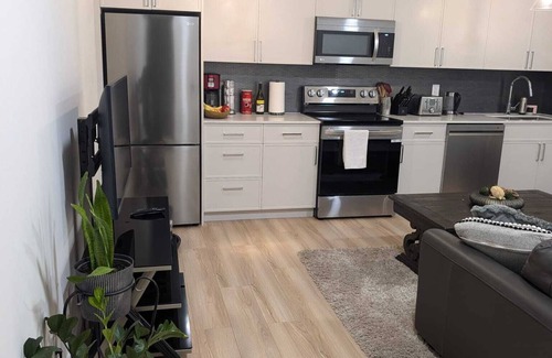 Surrey House | Beautiful 2Bedroom suite close to Whiterock Beach