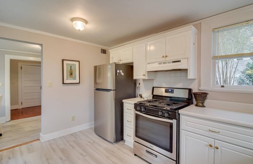 Summerville Cottage | Beautiful 2bedroom cottage with full kitchen, dining area, laundry, 3 TVs, a/c