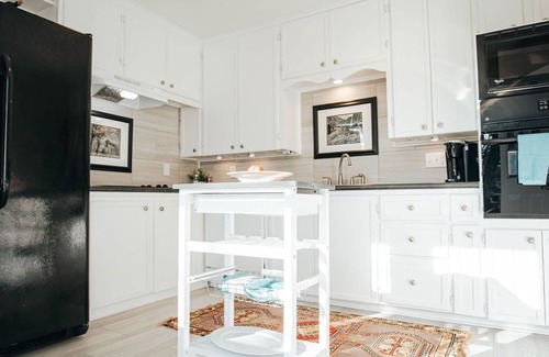 Rountree House | Beautiful 2BR, 2B Bungalow in Desirable Neighborhood! Perfect for Traveling Prof