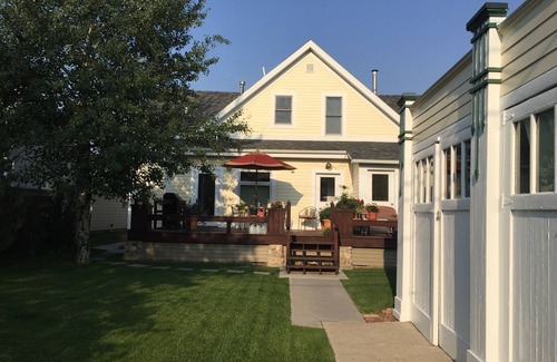 Red Lodge House | Beautiful 2BR, 2BA Condo in Historic Downtown Home Sleeps 4