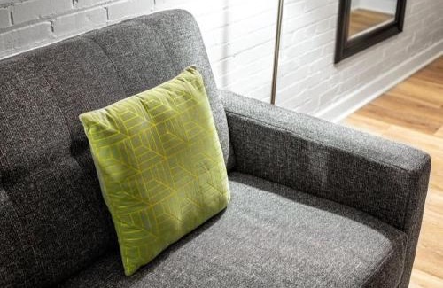 Mile Square Apartment | Beautiful 2BR 2BA In The Block by CozySuites!