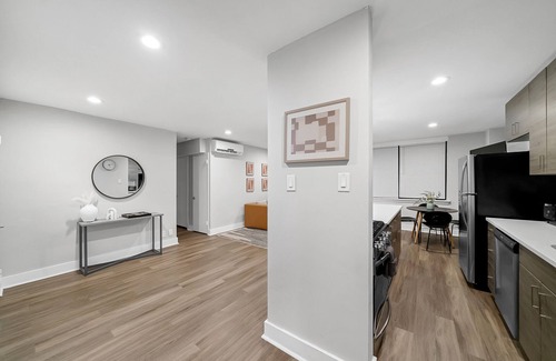 East Falls Apartment | Beautiful 2br Condo in a Highrise, Parking, Gym!