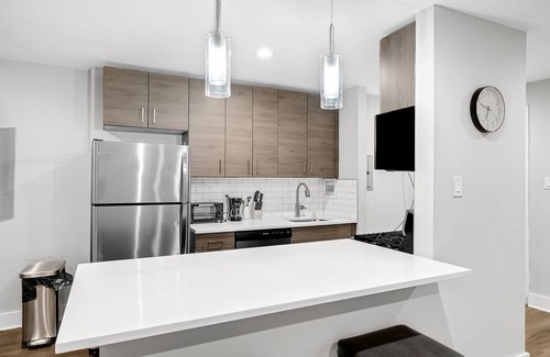 East Falls Apartment | Beautiful 2br Condo in a Highrise, Parking, Gym!