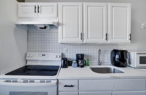 Weequahic Apartment | Beautiful 2BR Home Near Penn Station