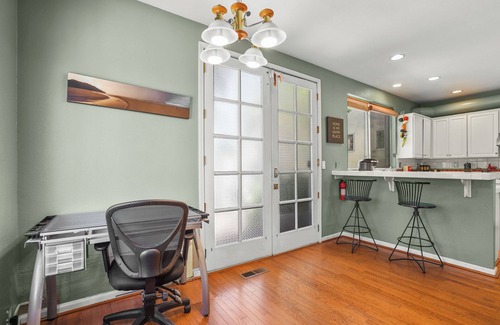 Little Hollywood Apartment | Beautiful 2BR in Silver Terrace