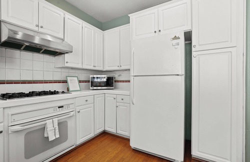 Little Hollywood Apartment | Beautiful 2BR in Silver Terrace