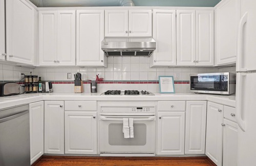 Little Hollywood Apartment | Beautiful 2BR in Silver Terrace