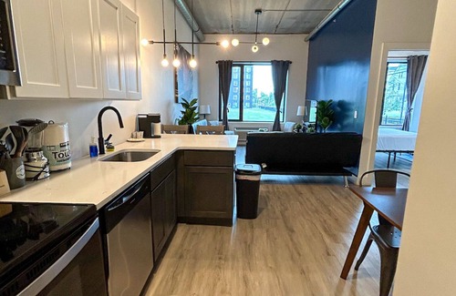 Elizabeth Apartment | Beautiful 2BR Next to Airport 9392