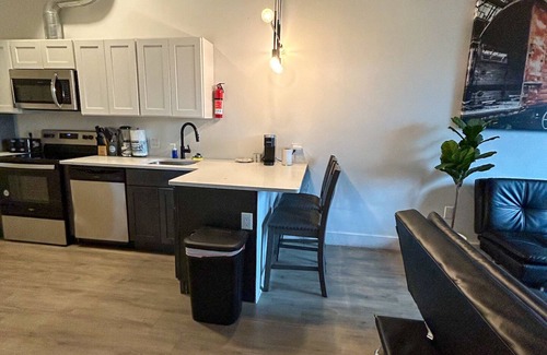 Elizabeth Apartment | Beautiful 2BR Next to Airport 9392