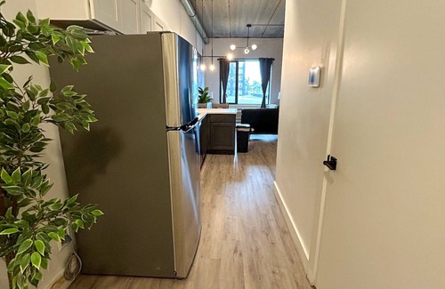 Elizabeth Apartment | Beautiful 2BR Next to Airport 9392