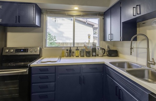 Haysboro House | Beautiful 2BR perfect location/1 min walk to LRT
