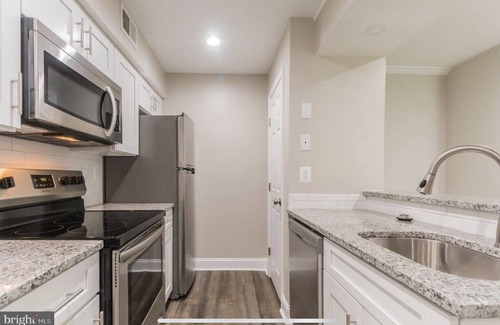 West Springfield Condo | Beautiful 2BR/1BA Renovated Condo near DC w/pool