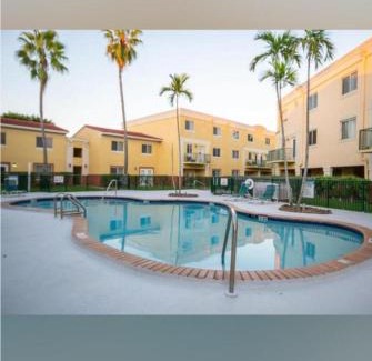 The Crossings Apartment | Beautiful 2brm condo w free parking fast WiFi