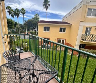 The Crossings Apartment | Beautiful 2brm condo w free parking fast WiFi