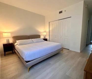 The Crossings Apartment | Beautiful 2brm condo w free parking fast WiFi