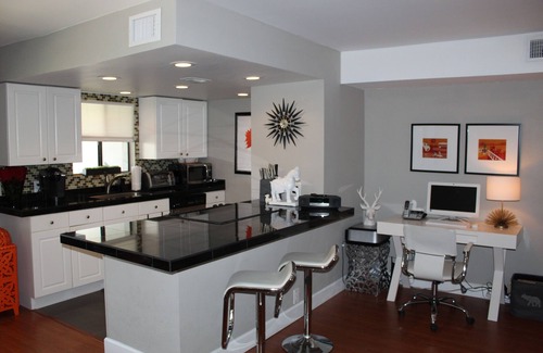 Palm Springs Condo | Beautiful 2nd Floor Condo with pool view.