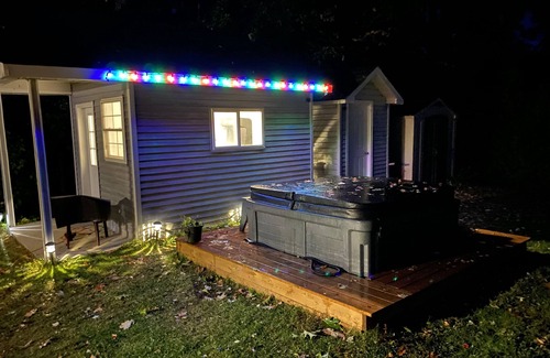 Balm Beach House | Beautiful 3-Bdrm Cottage close to Ski Resorts w/Hot Tub, Game Room, & more!