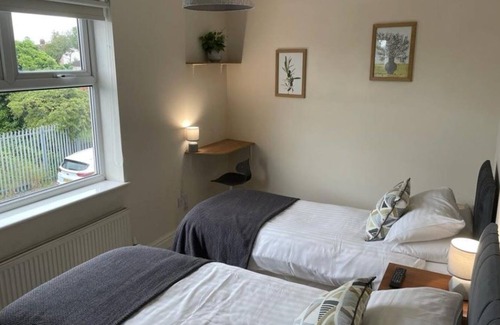 Huyton Apartment | Beautiful 3 bed, 2 bath apartment, sleeps 7