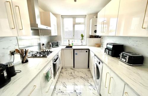 Swiss Cottage Apartment | Beautiful 3-bed apartment at Swiss Cottage