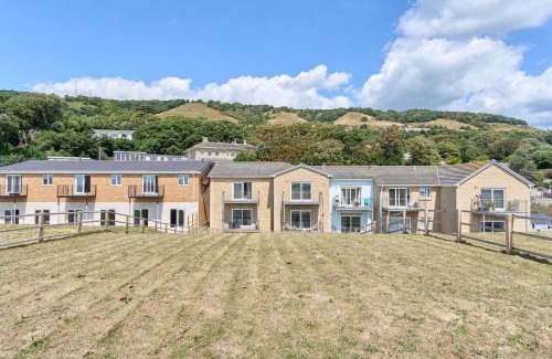 Ventnor Apartment | Beautiful 3 Bed Apartment In Bonchurch - Nr Ventnor - Large Outside Terrace & Parking - Dog Friendly - The Perfect Choice For Couples, Friends, Families - 5 Mins To Beach - 15