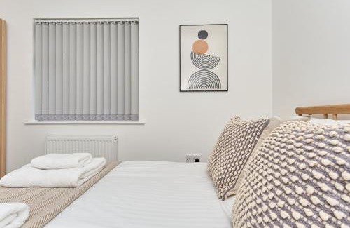 Ventnor Apartment | Beautiful 3 Bed Apartment In Bonchurch - Nr Ventnor - Large Outside Terrace & Parking - Dog Friendly - The Perfect Choice For Couples, Friends, Families - 5 Mins To Beach - 15