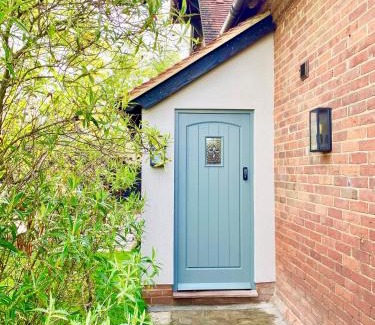 New Forest District House | Beautiful 3 bed cottage in Lymington. Perfectly located for Coast and New Forest