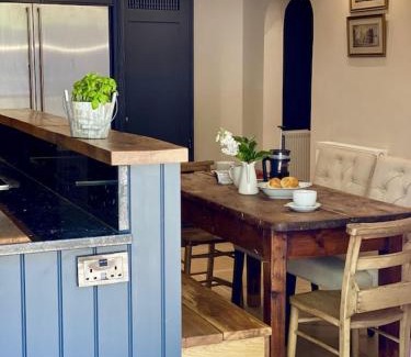 New Forest District House | Beautiful 3 bed cottage in Lymington. Perfectly located for Coast and New Forest