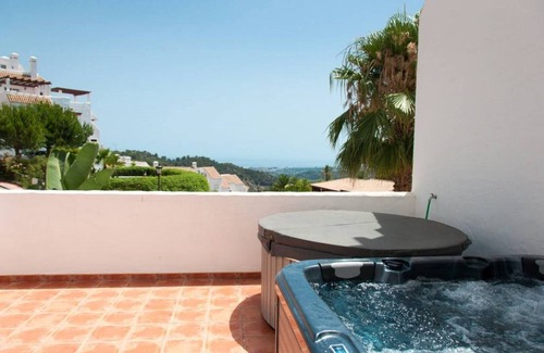 Istan Apartment | Beautiful 3 Bed Duplex - 2 Private Hot Tubs - Sleeps upto 8 persons