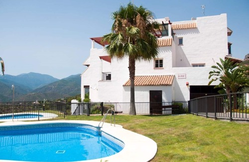 Istan Apartment | Beautiful 3 Bed Duplex - 2 Private Hot Tubs - Sleeps upto 8 persons