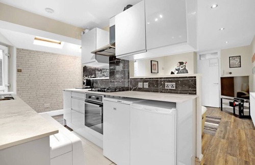 Shepherd's Bush Condo | Beautiful 3 Bedroom Apartment Near Central London.