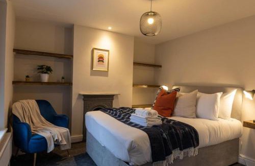 Riverside Apartment | Beautiful 3 Bed House Walking Distance to Stadium With Parking sleeps 6