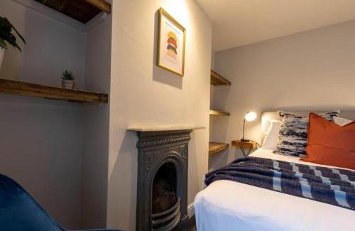 Riverside Apartment | Beautiful 3 Bed House Walking Distance to Stadium With Parking sleeps 6