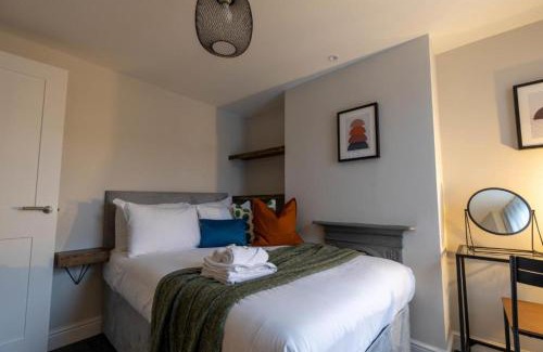 Riverside Apartment | Beautiful 3 Bed House Walking Distance to Stadium With Parking sleeps 6