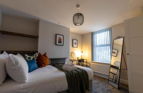 Riverside Apartment | Beautiful 3 Bed House Walking Distance to Stadium With Parking sleeps 6