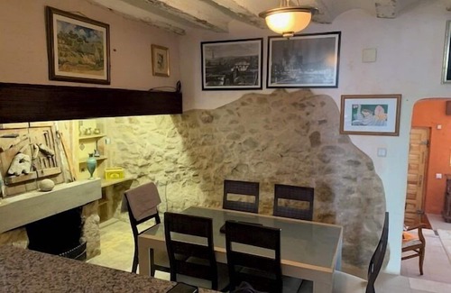 Sax House | Beautiful 3-Bed Town House with garden in Sax