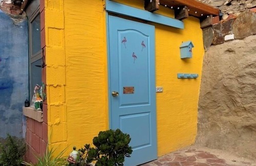 Sax House | Beautiful 3-Bed Town House with garden in Sax