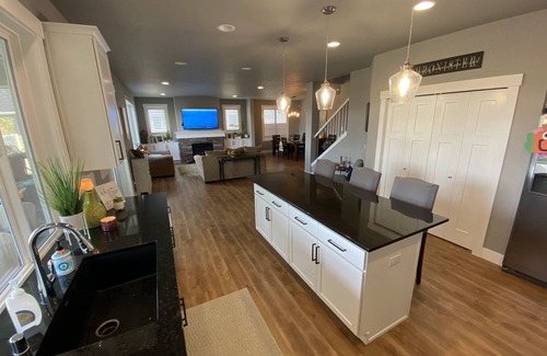 Greenacres House | Beautiful 3 bed+den, 3bath huge home on the Spokane River and Centennial Trail