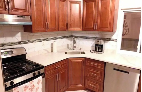 Queens House | Beautiful 3-bedroom home close to UBS arena