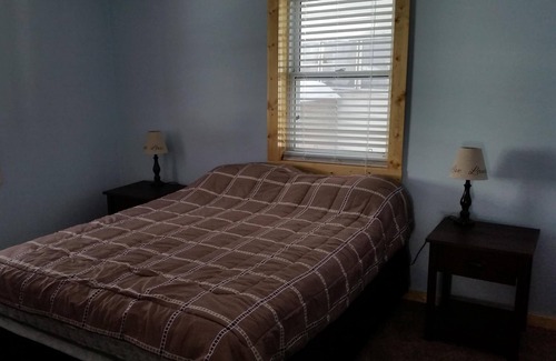 New Post Cabin | Beautiful 3 bedroom 2 bathroom loft, sleeps 14, lakeview and dock on trail #33,