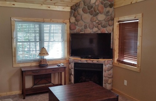 New Post Cabin | Beautiful 3 bedroom 2 bathroom loft, sleeps 14, lakeview and dock on trail #33,