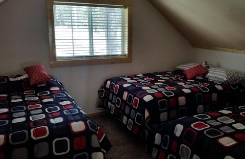 New Post Cabin | Beautiful 3 bedroom 2 bathroom loft, sleeps 14, lakeview and dock on trail #33,