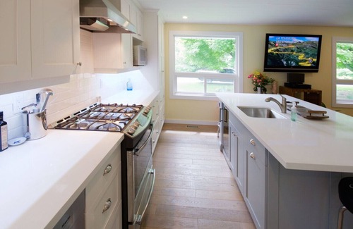 Bayfield House | Beautiful 3 Bedroom 2 Bath Renovated Cottage in the heart of Historic Bayfield Village