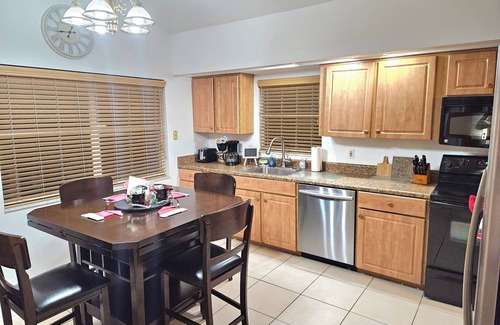 Alafaya Woods House | Beautiful 3 Bedroom 2 full bath 2 car 🚗 garage.
