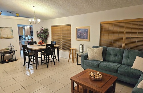 Alafaya Woods House | Beautiful 3 Bedroom 2 full bath 2 car 🚗 garage.