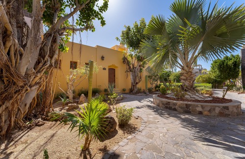 Nopolo House | Beautiful 3 bedroom & 3 1/2 bathroom custom Home. Amazing Ocean View